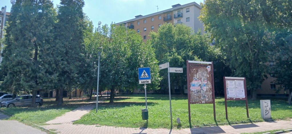 Area verde tra via Dei Pini e Via Garofani senza nessuna area attrezzata che favorisca la socialità