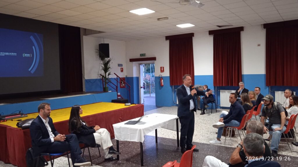 Don Carlo durante la presentazione del progetto di riqualificazione dell'Oratorio Sant'Angelo