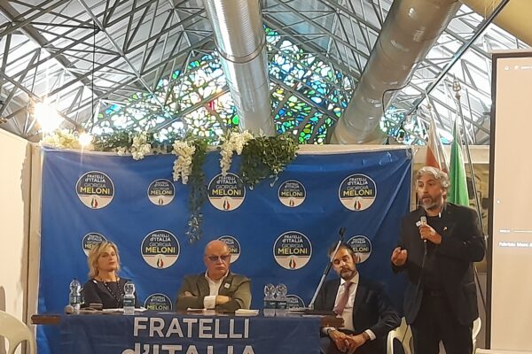 Don Luigi: “La politica sia servizio e segno di unità” Don Luigi: "La politica a servizio della comunità"