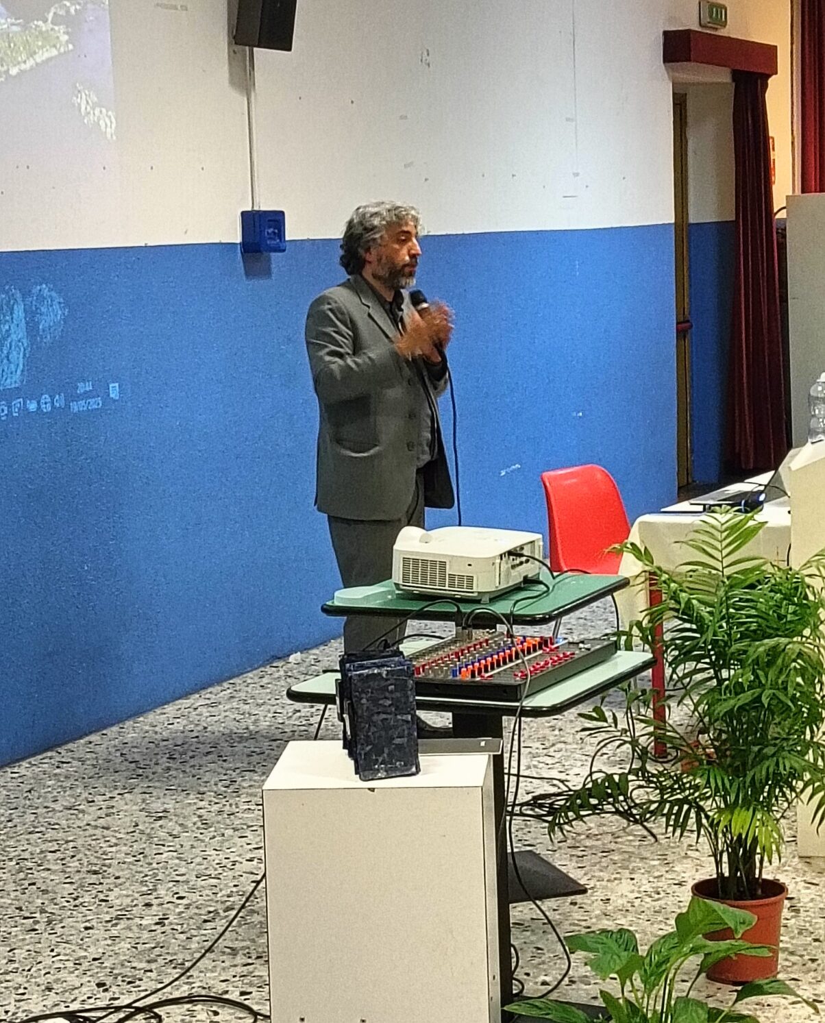 Rozzano: dopo le ronde contro gli immigrati, l'appello di Don Luigi alla responsabilità