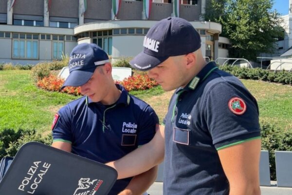 Polizia locale di Rozzano. Foto presa dal sito del comune.